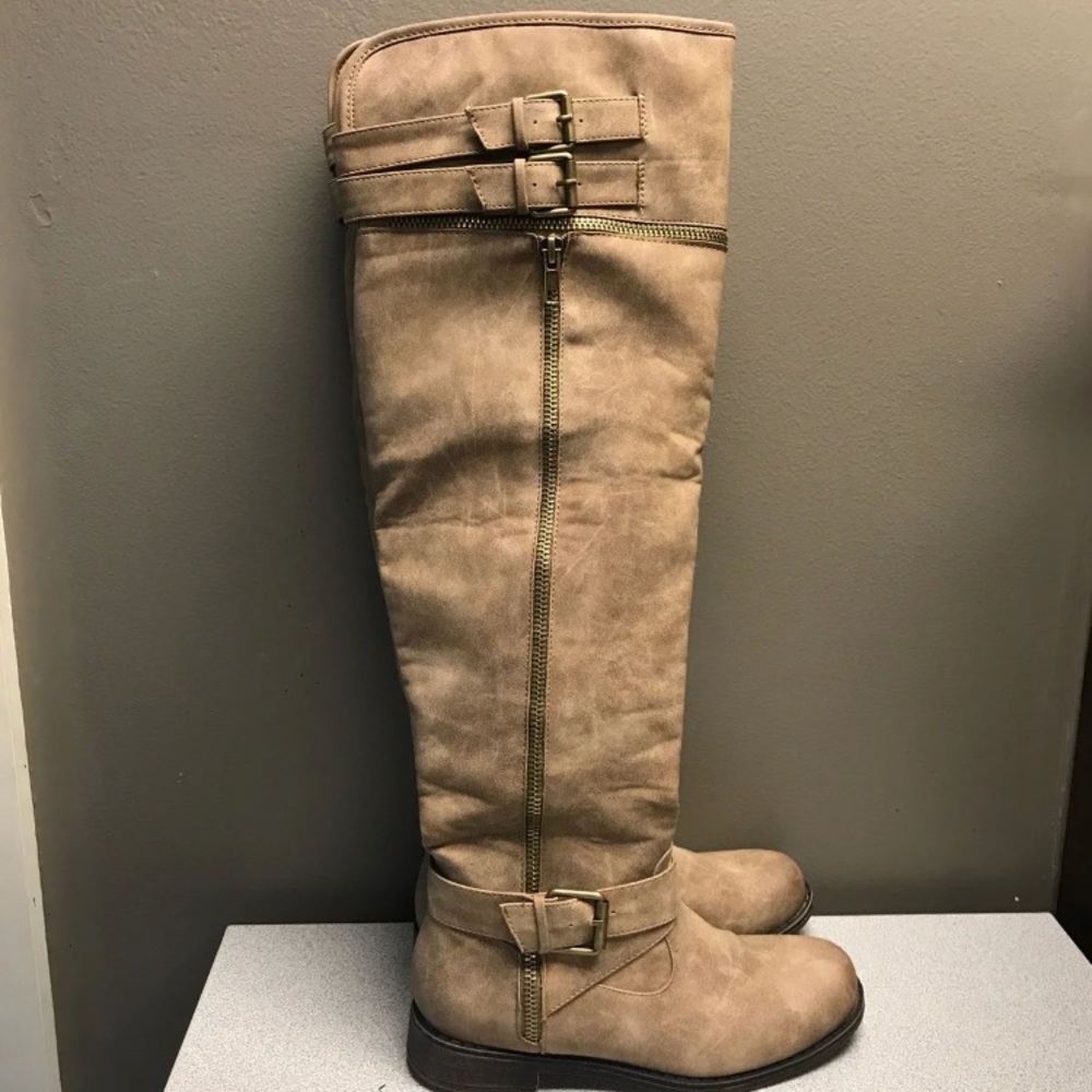 Boots - Picture 2 of 6